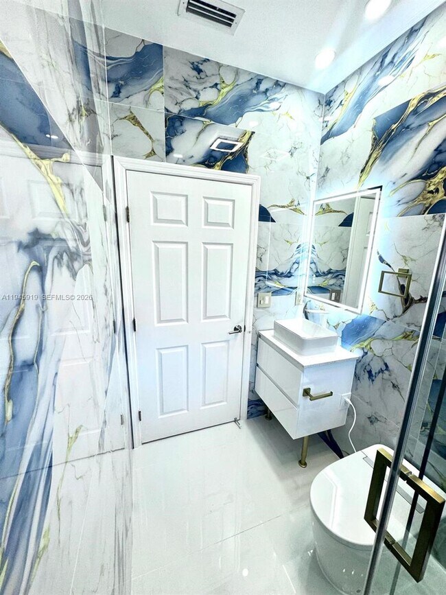 Building Photo - 690 E 6th Pl