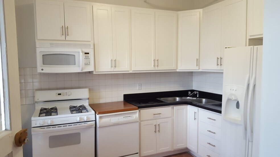 Building Photo - 3832 N Lakewood Ave