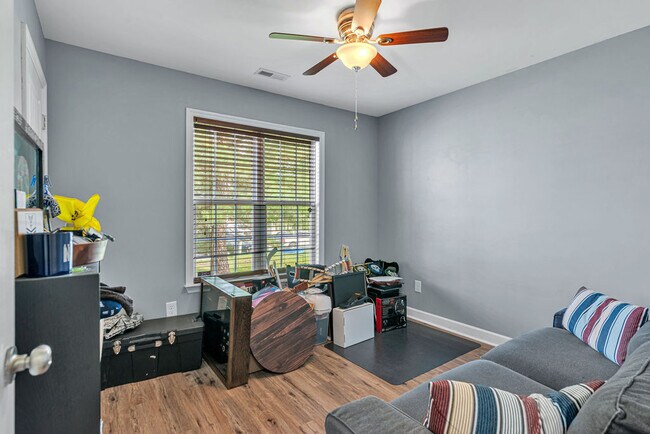 Building Photo - 410 Jasmine Ln