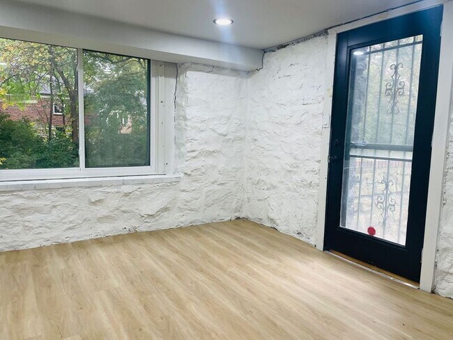 Building Photo - 2010 W 95th St