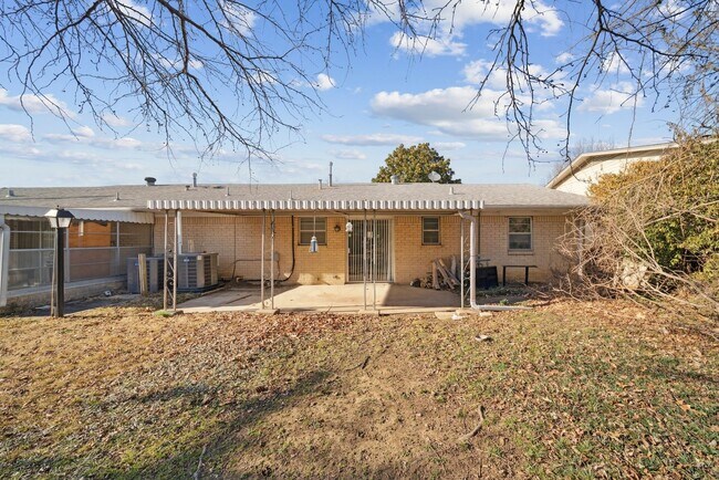 Building Photo - Adorable Home in Midtown!