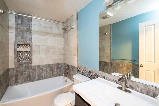 Building Photo - MOVE IN SPECIAL - 3 Bedroom 2 Bath Single ...