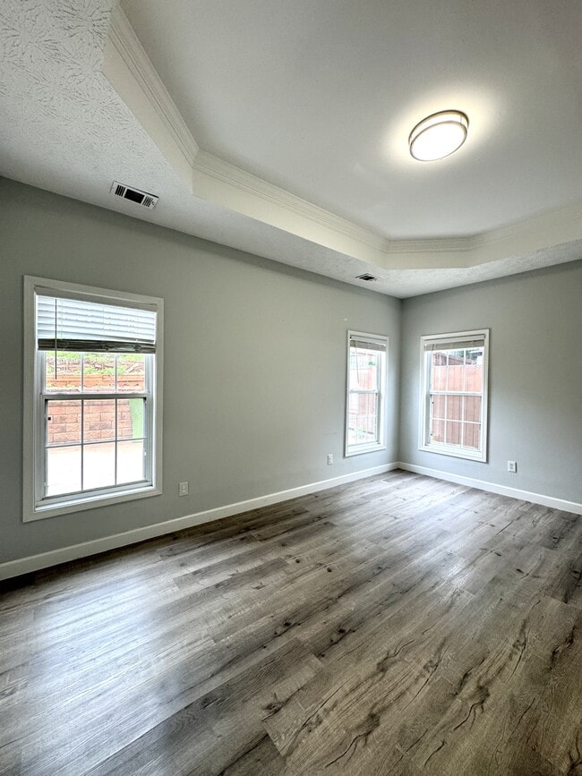 Building Photo - 675 Manor Glen Dr