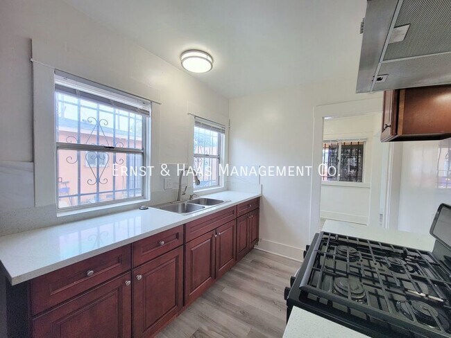 Building Photo - Charming 1+ Bedroom California Bungalow home!