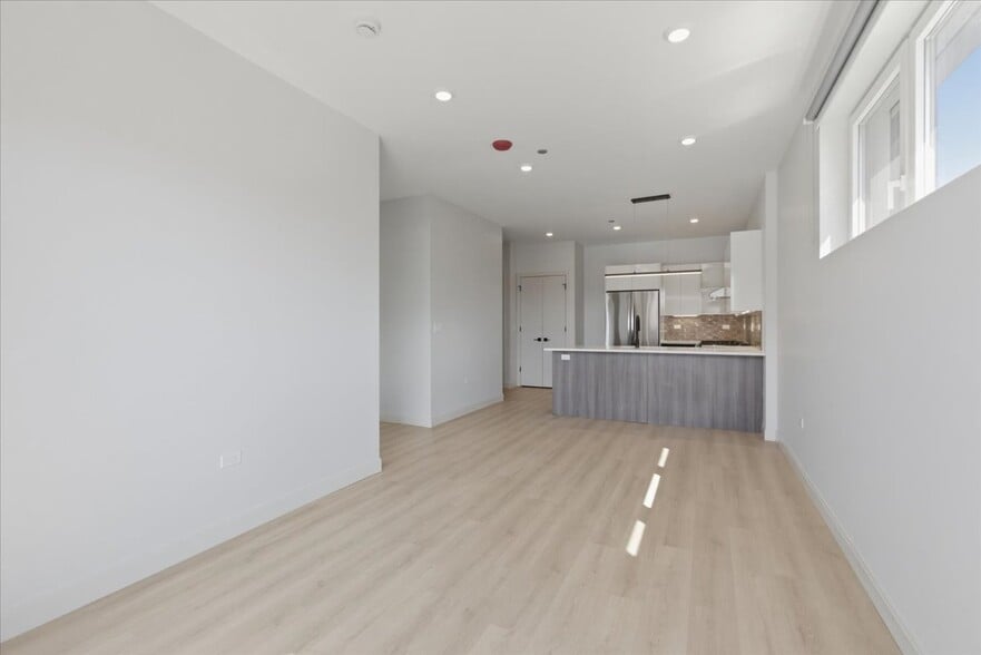 Building Photo - 948 W Sunnyside Ave