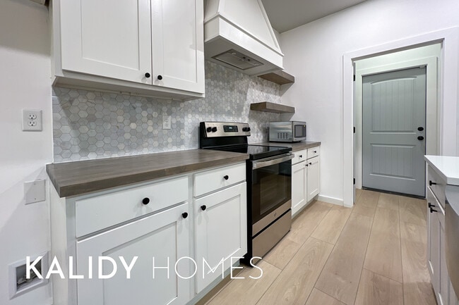 Building Photo - 12504 SW 12th St