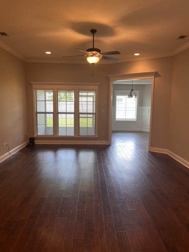Building Photo - Crestwood S/D