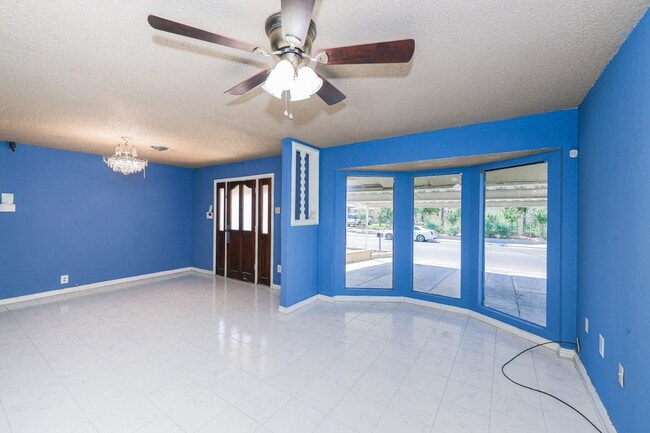 Building Photo - 806 Bustamante St