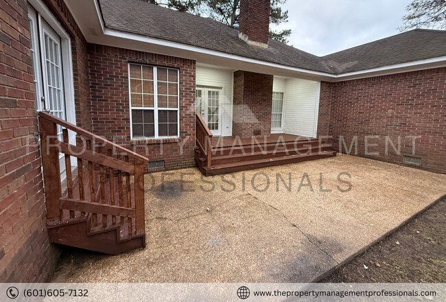 Building Photo - Renovated beauty near the country club and golf course!