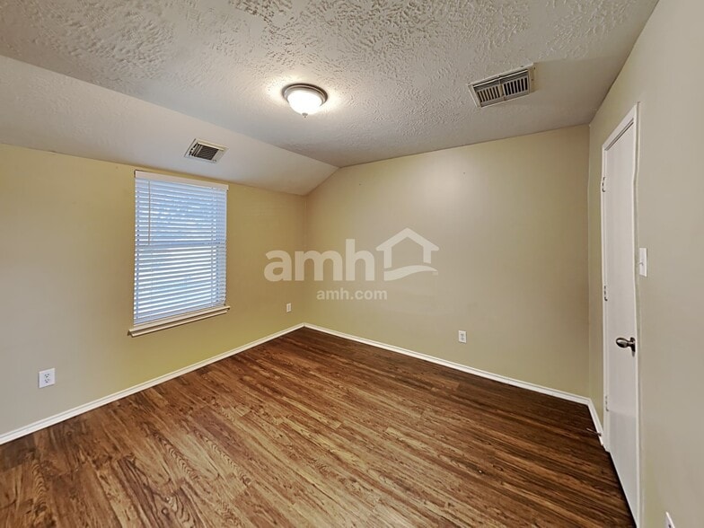 Building Photo - 5446 Aloe Ave