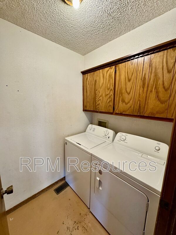 Building Photo - 7002 Woodlake Dr