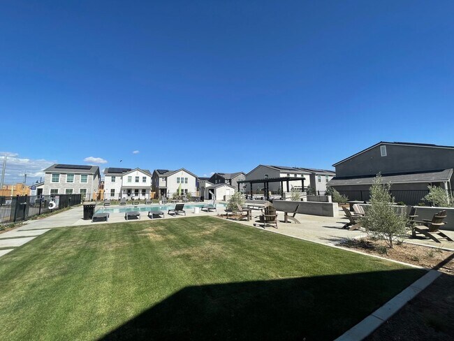 Building Photo - $2,295 + $100 Solar, Copper Ave. & Willow,...