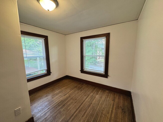 Building Photo - 5 Bedroom / 2 Bath House - Near SEMO's Cam...
