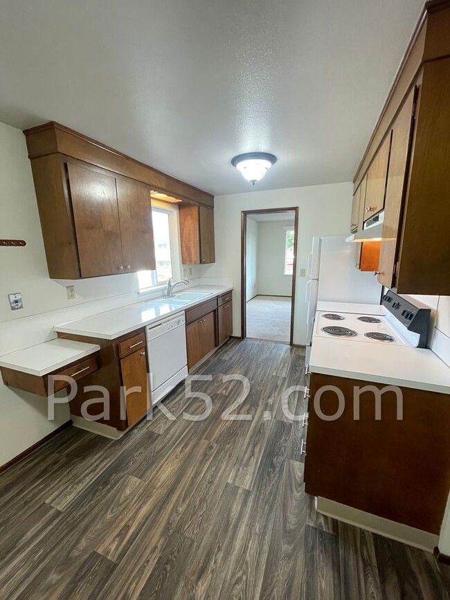 Building Photo - $500 Off 1st Full Month! 2 Bedroom Townhom...