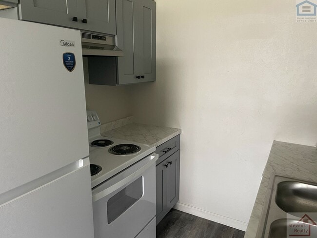 Building Photo - 1502 NW Kingsbury Ave