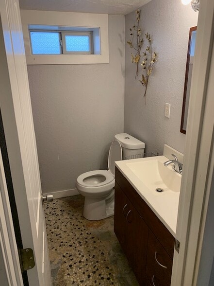 Building Photo - 419 S Garden St