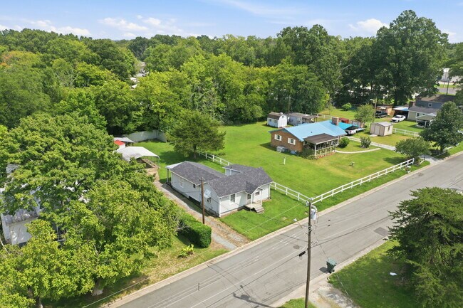 Building Photo - 715 Larry Ave
