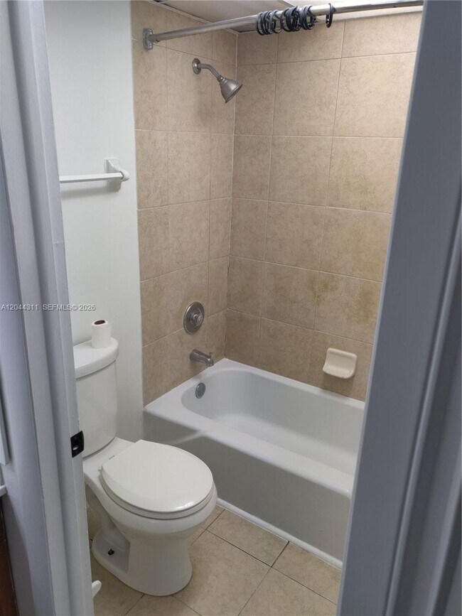 Building Photo - 3750 Inverrary Dr