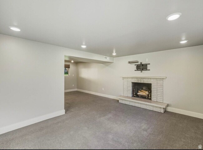 Building Photo - 2036 Highland View Cir
