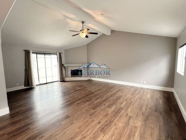 Building Photo - 2405 Vanderbilt Ln