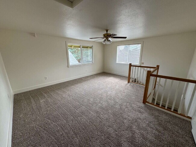 Building Photo - 3 Bedroom Home in Sellwood/Moreland.- Grea...