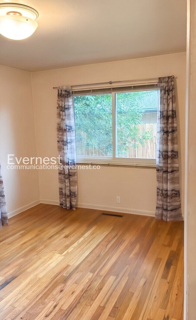 Building Photo - 3 Bed, 1 Bath Home with Fenced Yard & Garage / Available Now!