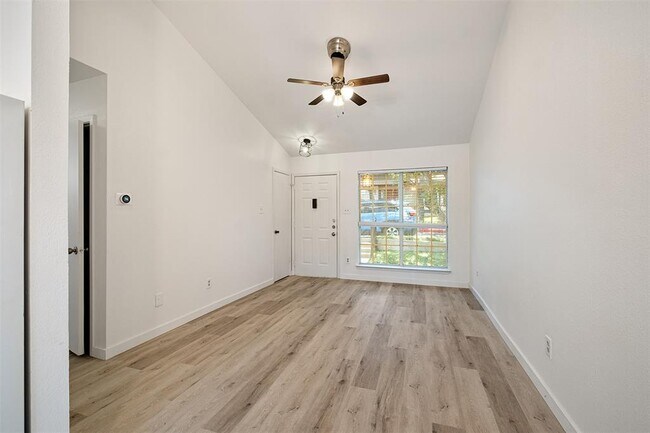 Building Photo - 1015 E Yager Ln
