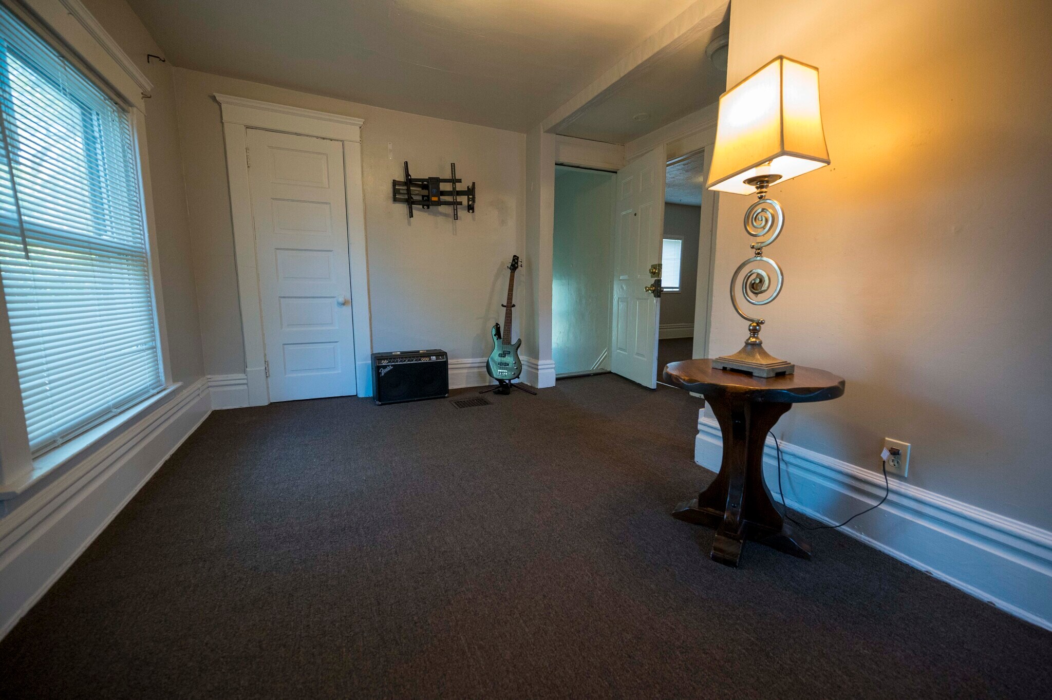 Living Room - 319 N Sycamore St