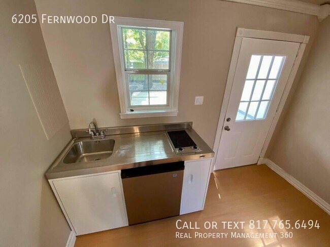 Building Photo - 6205 Fernwood Dr