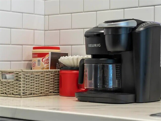 Building Photo - 701 SW Maidstone Ave