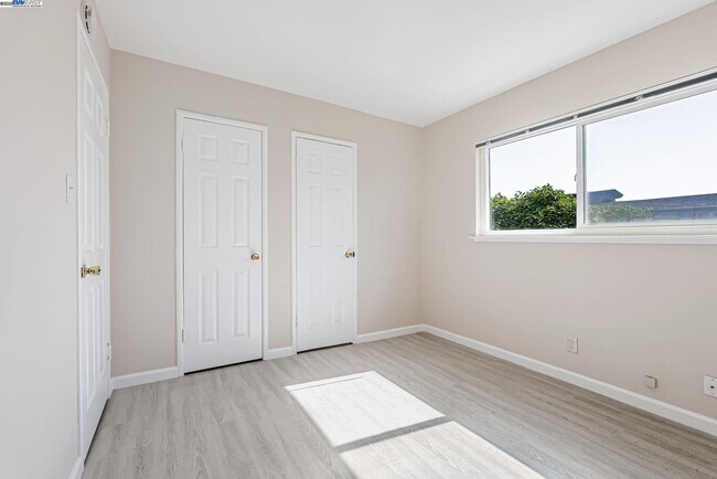 Building Photo - 1180 Saranap Ave