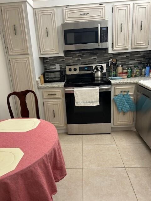 Building Photo - 2801 Somerset Dr