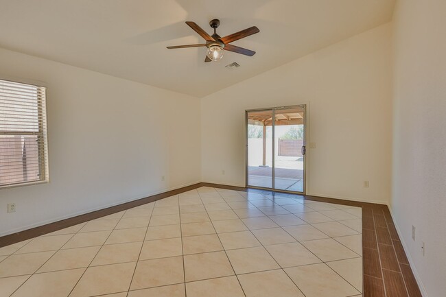 Building Photo - 3 Bedroom 2 Bathroom