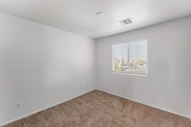 Building Photo - You're going to love this 4 bedroom 2.5 bath! Looks and Feels Brand New!