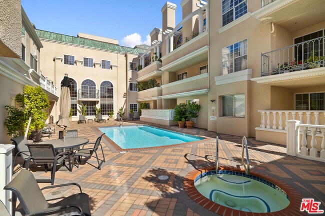 Building Photo - 930 N Doheny Dr