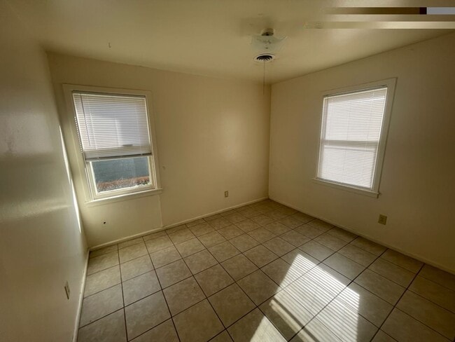 Building Photo - 3 bedroom, 1 bath