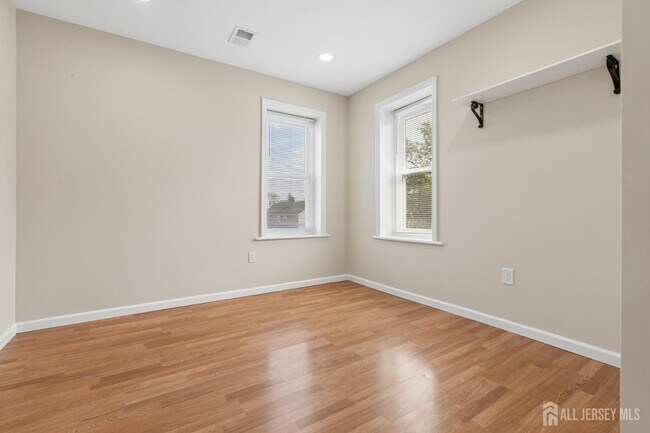 Building Photo - 327 Main St