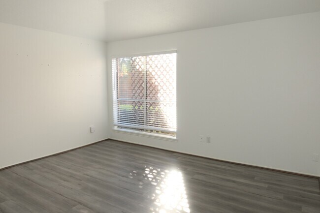 Building Photo - 13134 Worthington St