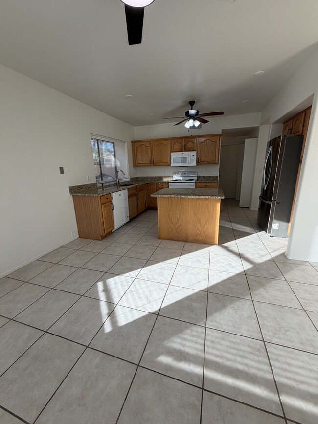 Building Photo - 949 E Gila Ln