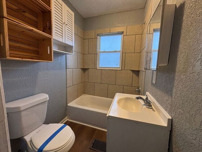 Building Photo - Charming 4BR 1BA Home with spacious yard!