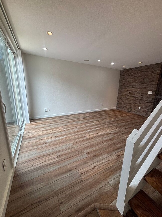 Building Photo - Spacious 2 Bedroom, 1.5 Bath Two-Story Townhome in Clairemont
