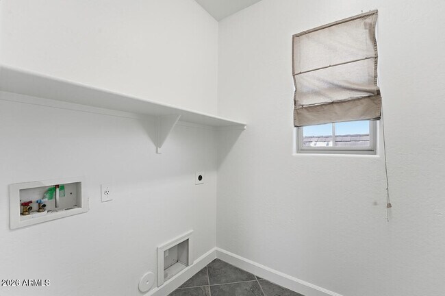 Building Photo - 15391 W Dreyfus St