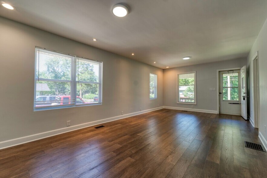 Building Photo - 8241 Riley St