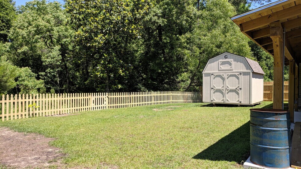 Building Photo - 742 Red Pine Dr