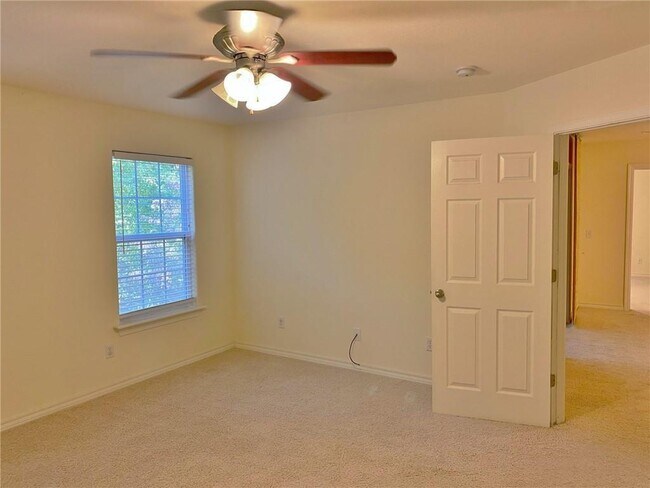 Building Photo - 4 Sullivan Ln