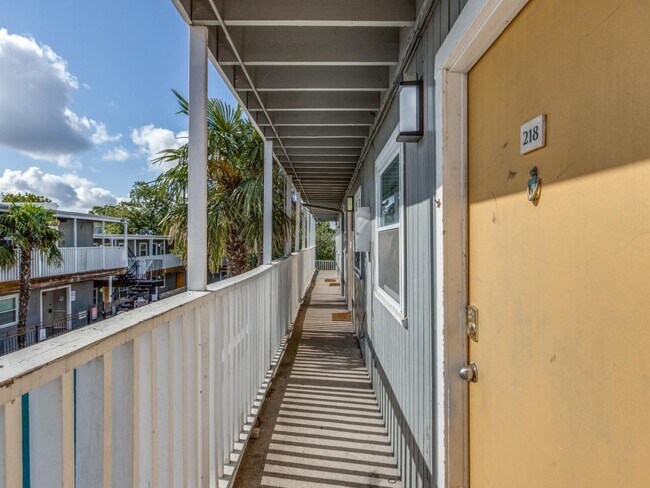 Building Photo - 2401 Manor Rd