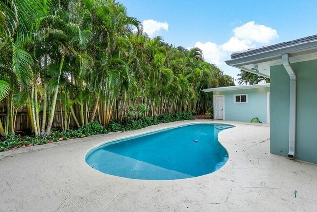 Building Photo - 121 NE Spanish Ct