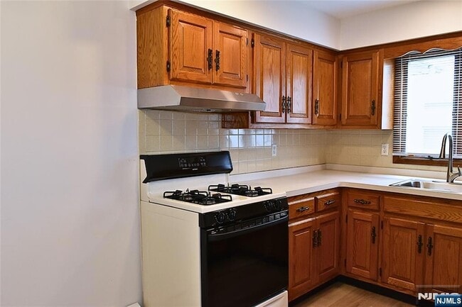 Building Photo - 28 Elmhurst St