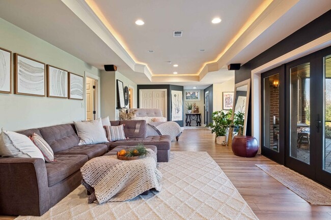 Building Photo - Fully-Furnished Luxurious Home in Nevillewood