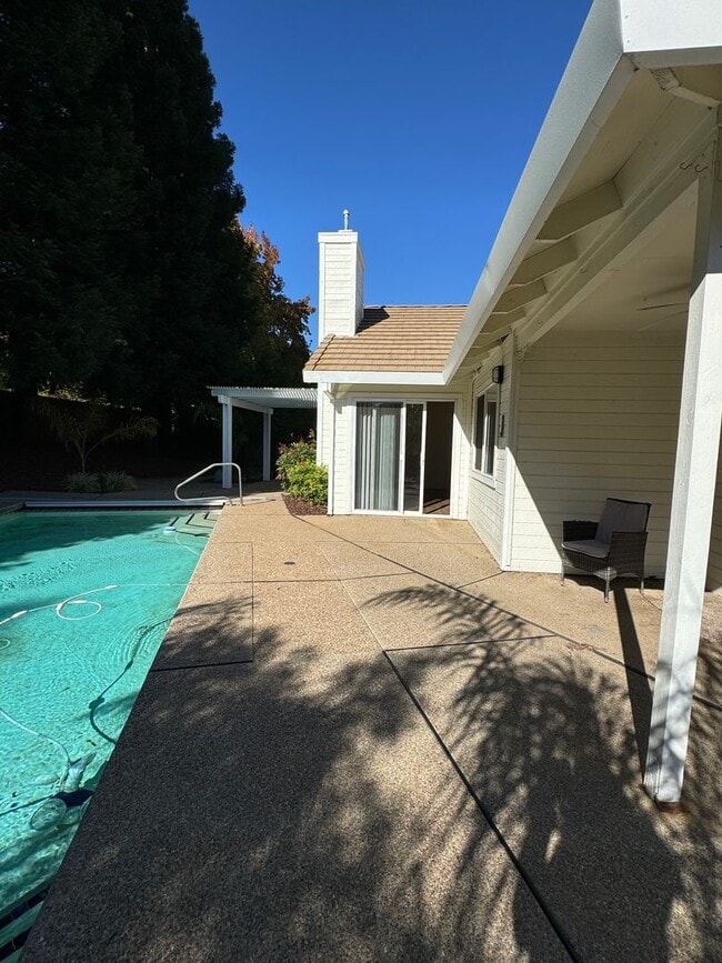 Building Photo - Not your ordinary rental! Pool! Kitchen ai...